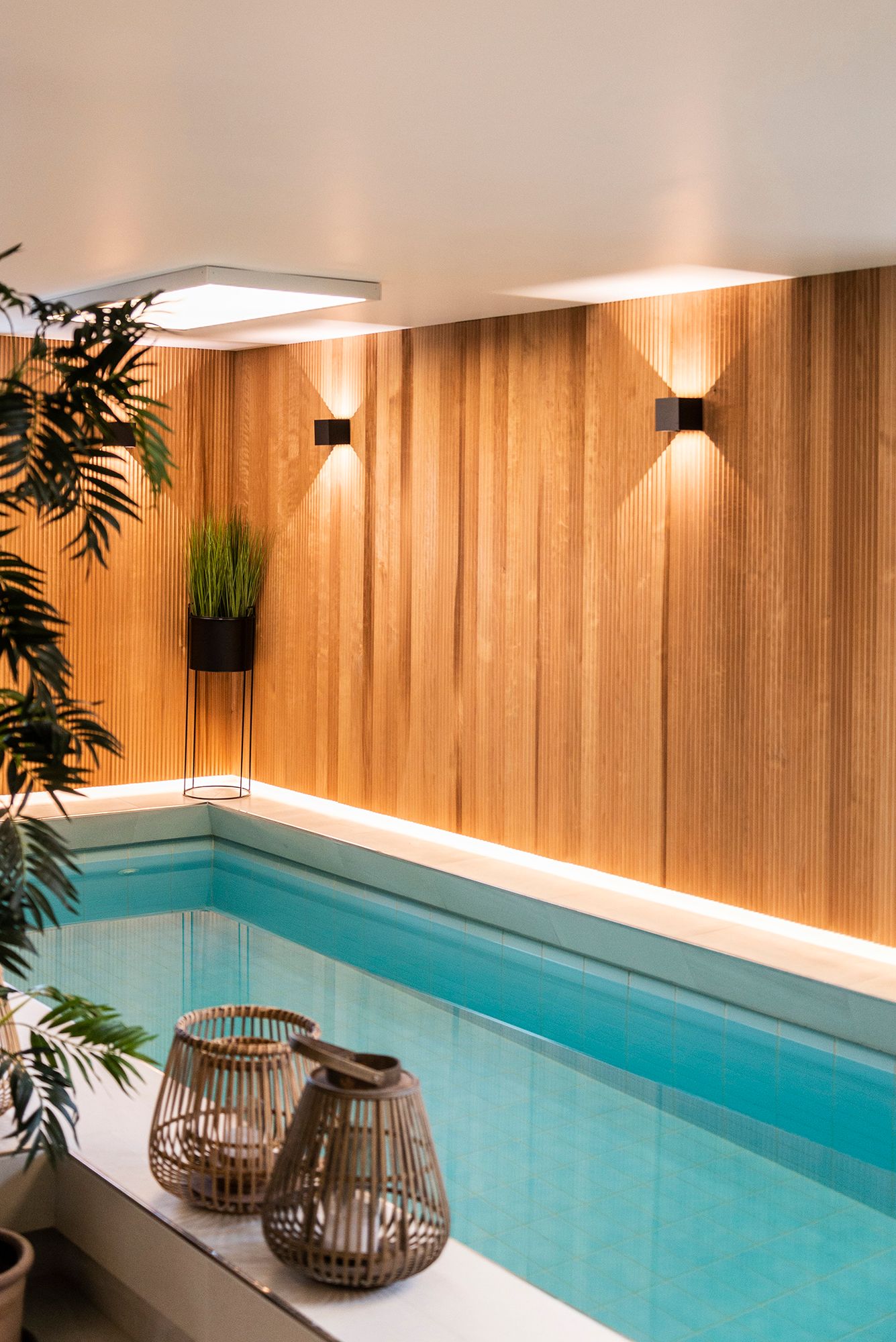 Poolrummen är upplysta med svarta FUNK-vägglampor och stora panellampor i taket.